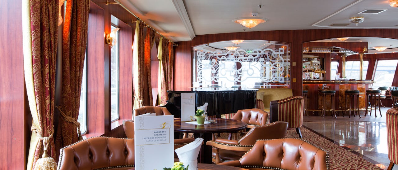 Njut av en drink i baren