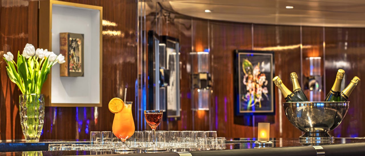 Sky Bar är stället att njuta av en uppfriskande, tropisk drink!