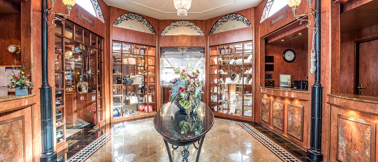 Du välkomnas ombord genom en välkomnande lobby