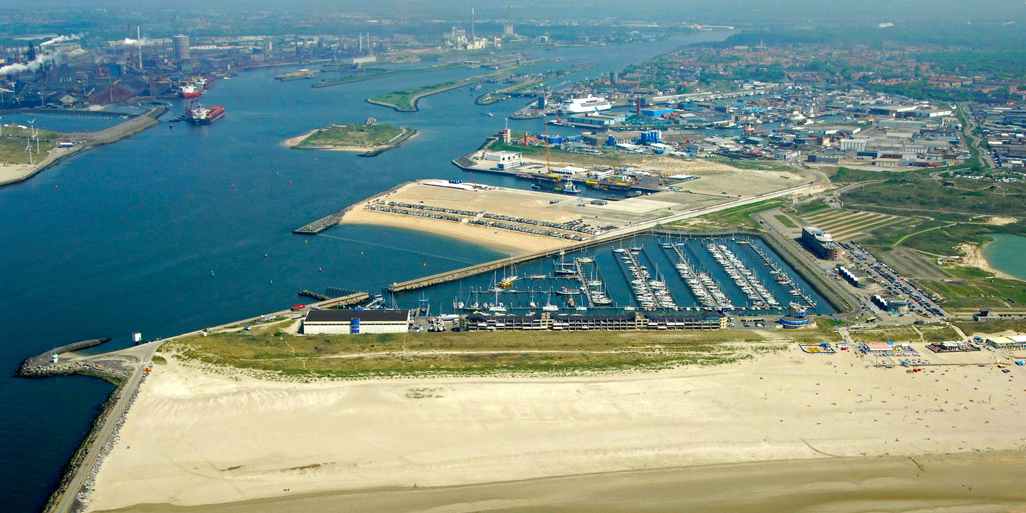 Hamnstaden IJmuiden i Nederländerna, sedd från ovan.