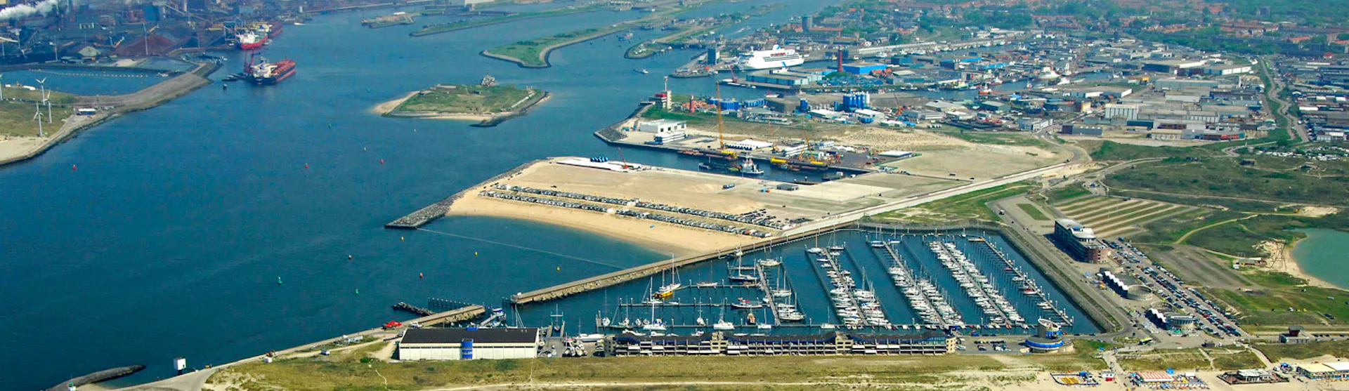 Hamnstaden IJmuiden i Nederländerna, sedd från ovan.