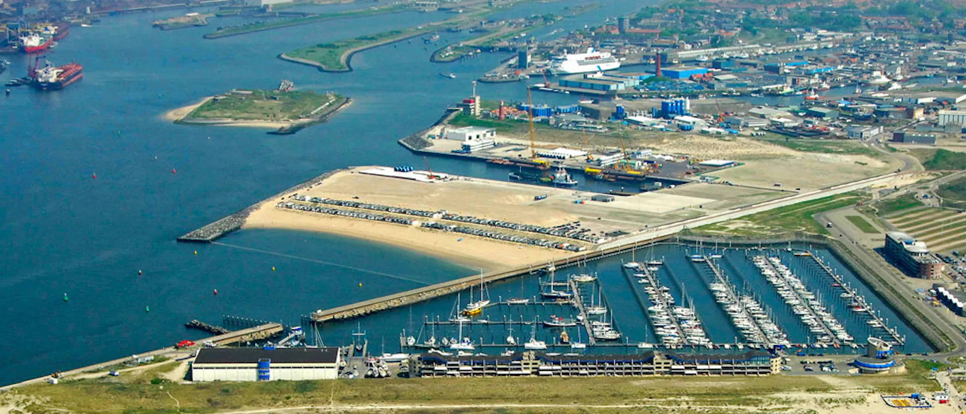 Hamnstaden IJmuiden i Nederländerna, sedd från ovan.