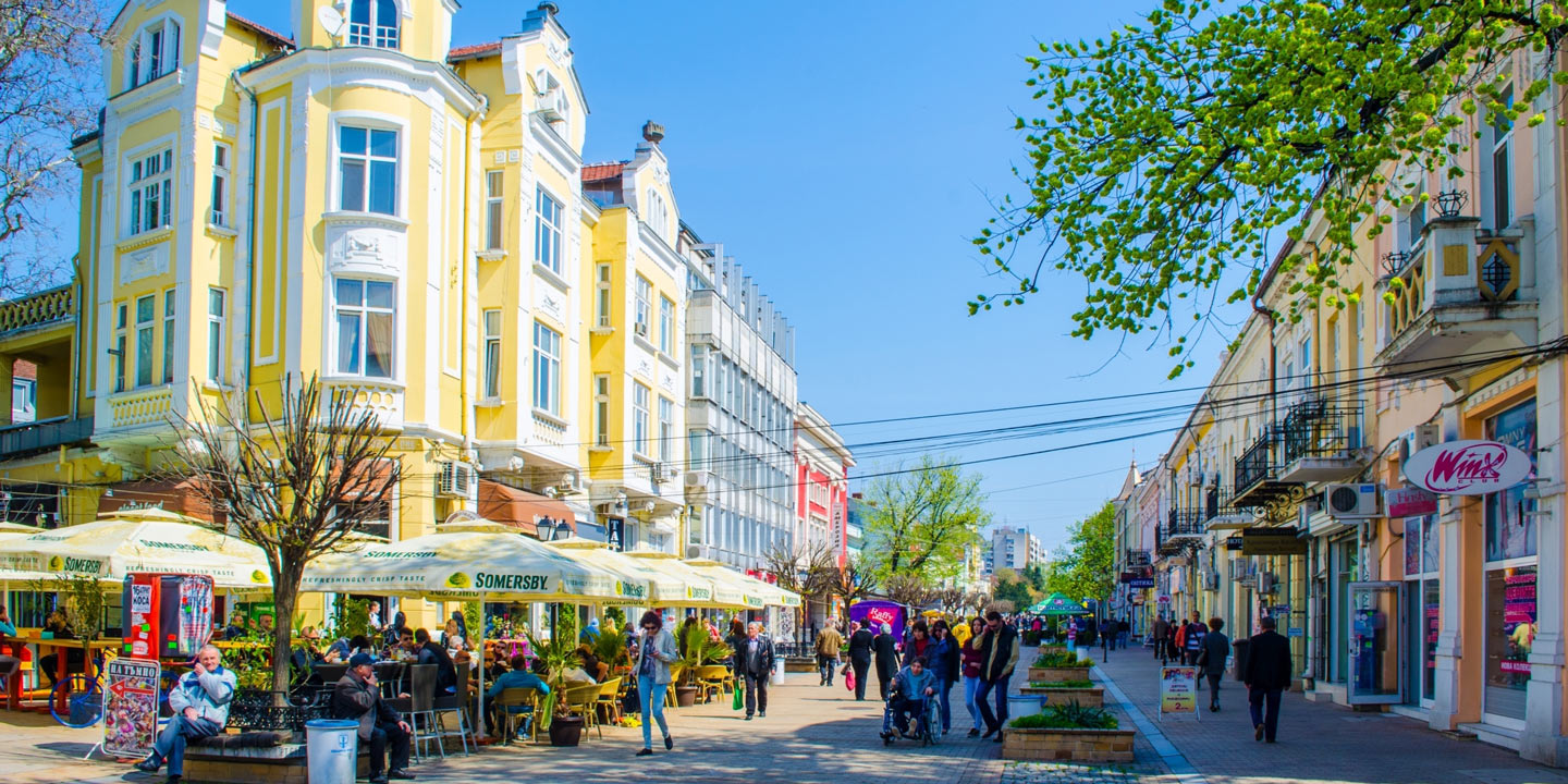 Folkfylld stadskärna i Ruse, Bulgarien.
