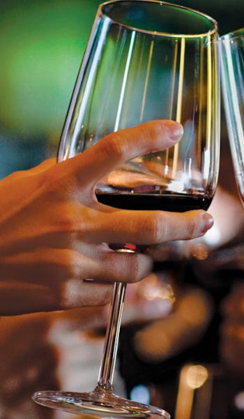 En skål med vinglas.