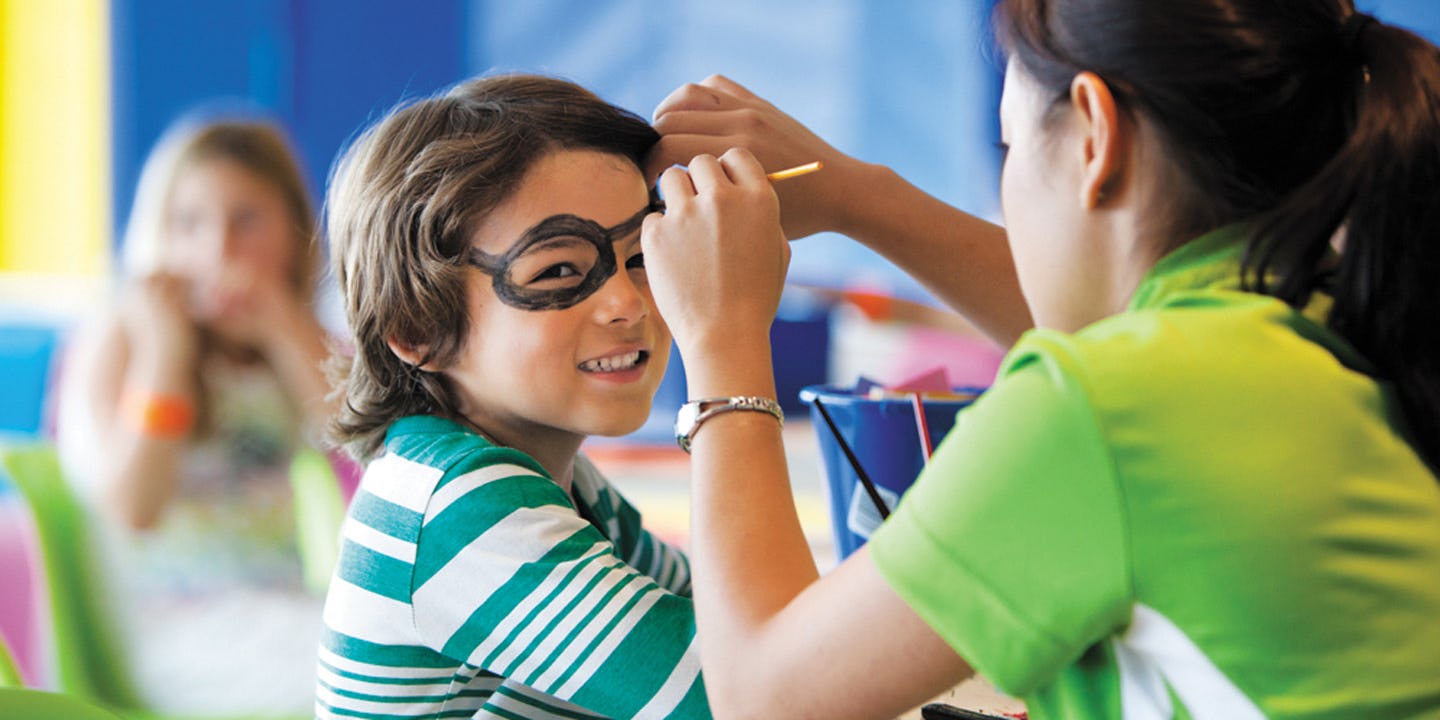 Ansiktsmålning ombord på Norwegian Cruise Lines fartyg.