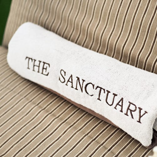 Handduk med texten The Sanctuary, ombord på Princess Cruises fartyg.