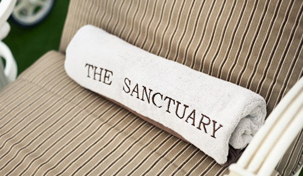 Handduk med texten The Sanctuary, ombord på Princess Cruises fartyg.