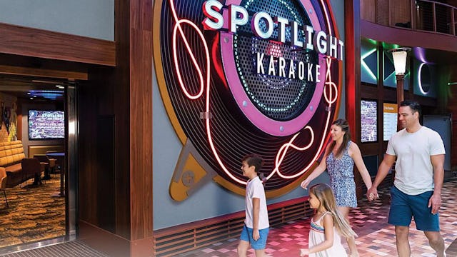 Familj på väg in till Spotlight Karaoke ombord på Royal Caribbeans fartyg.