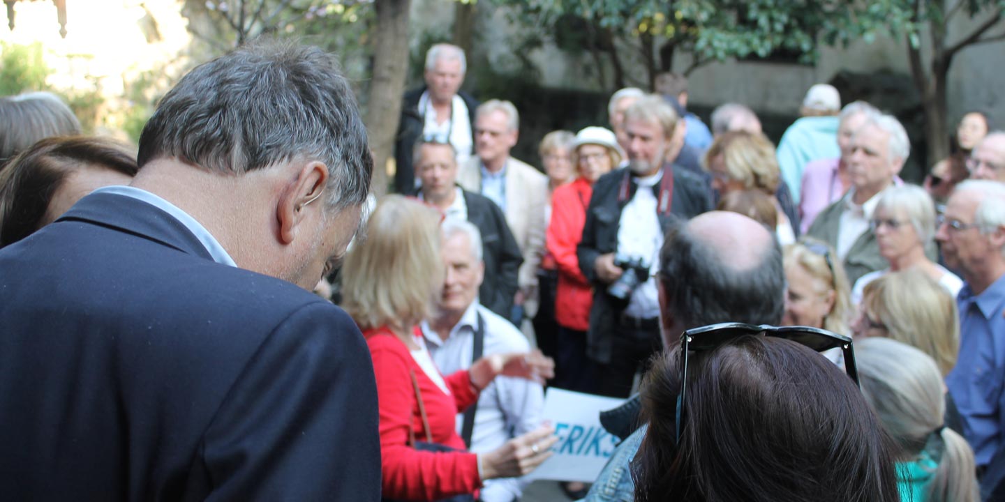 Club Eriks värd har samlat gruppen som reser tillsammans.