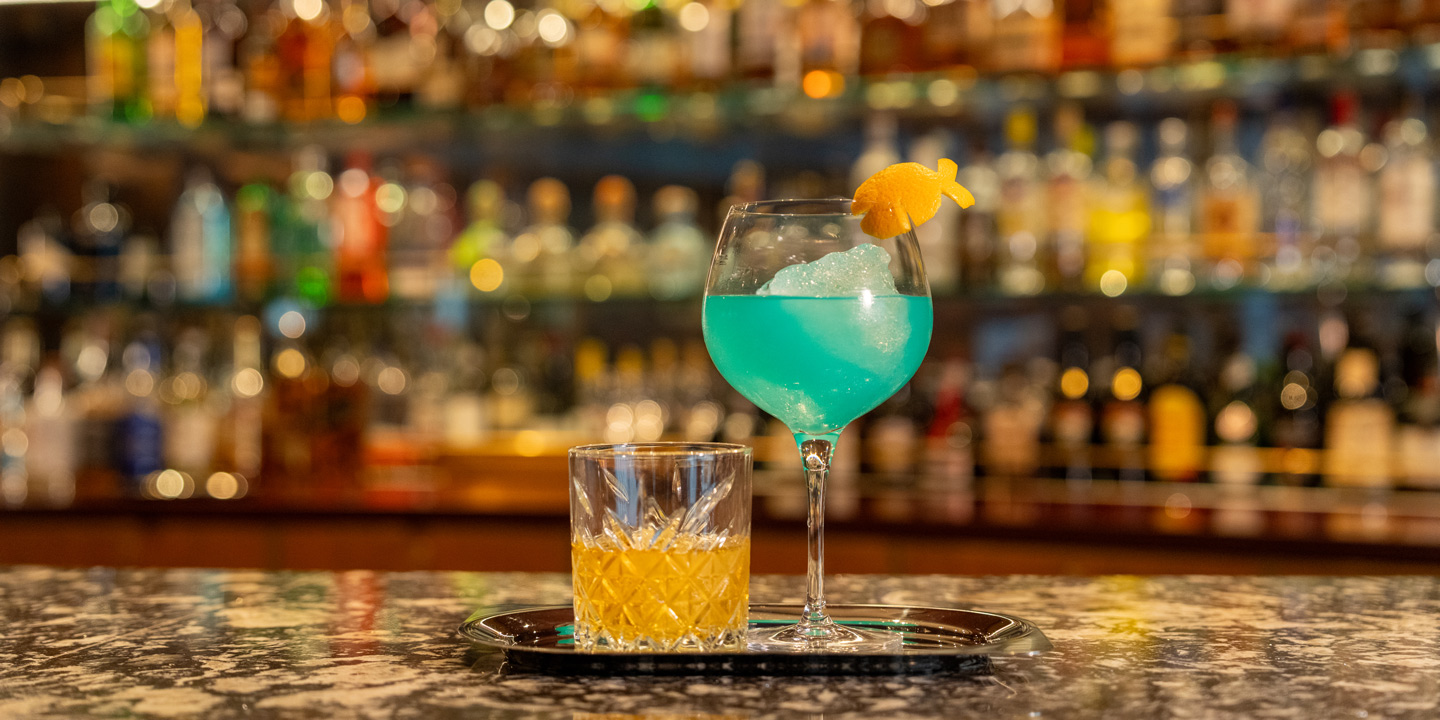 Vackra drinkar i en bar ombord på Holland America Lines fartyg.