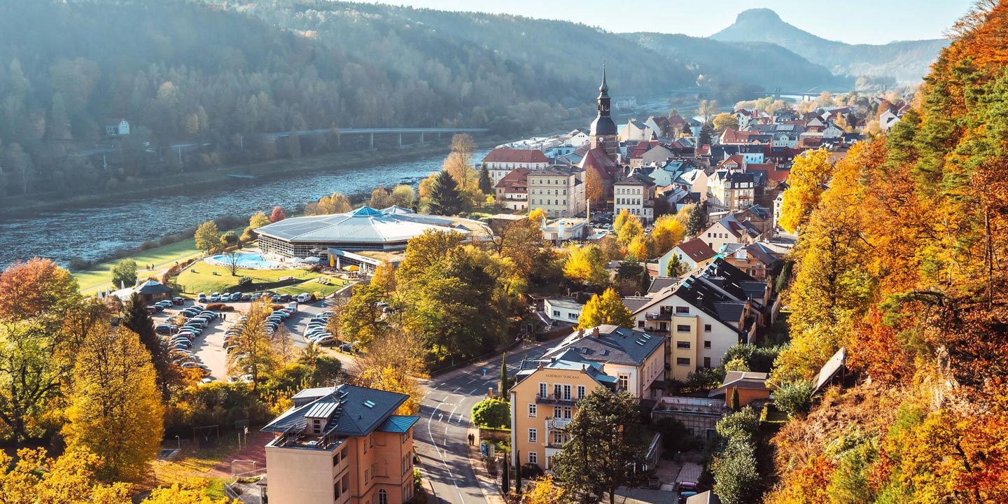 Vacker höstvy över staden Bad Schandau i Tyskland.