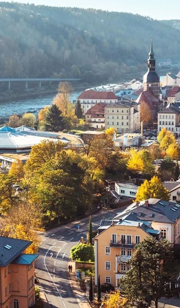 Vacker höstvy över staden Bad Schandau i Tyskland.