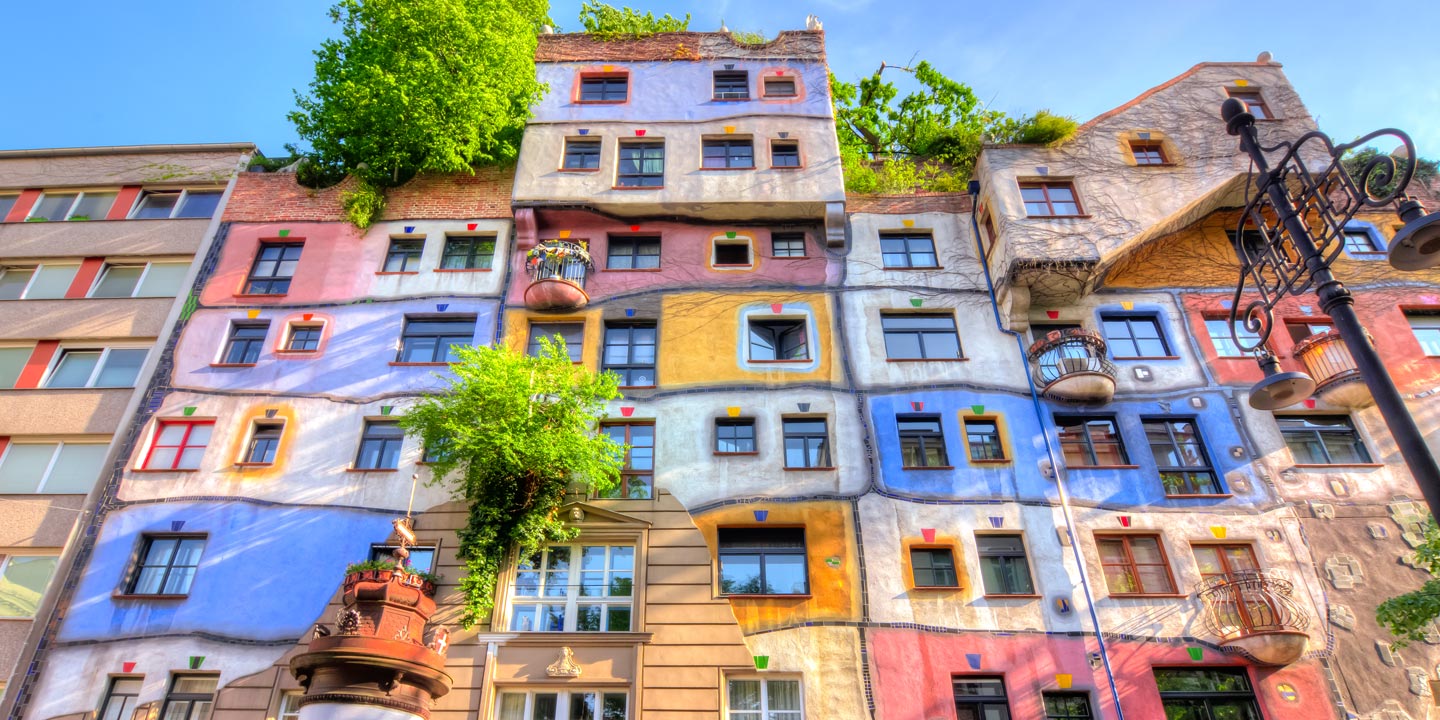 Färgglad arkitektur i centrala Wien i Österrike.