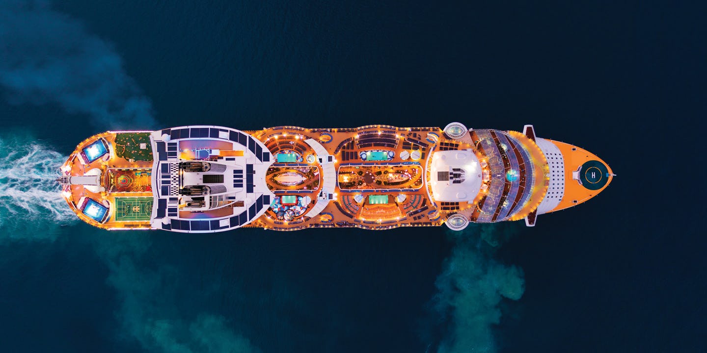 Drönarvy över fartyget Allure of the Seas.