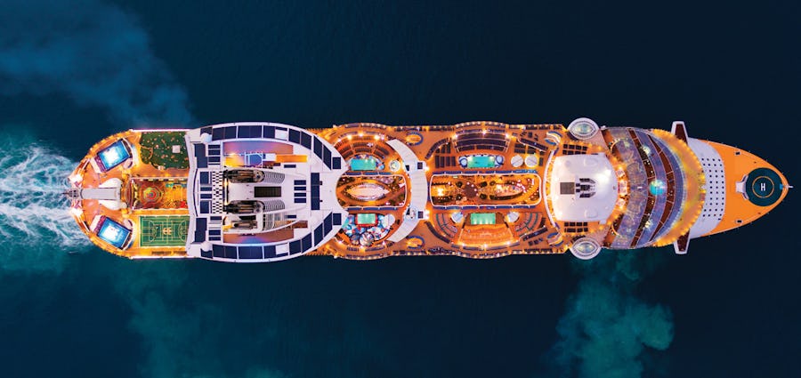 Drönarvy över fartyget Allure of the Seas.