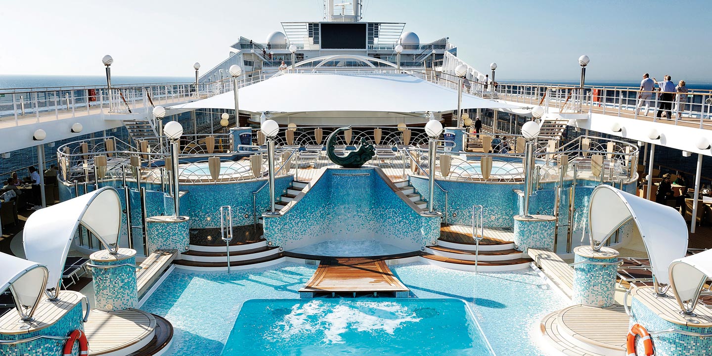 Poolområdet ombord på MSC Poesia.