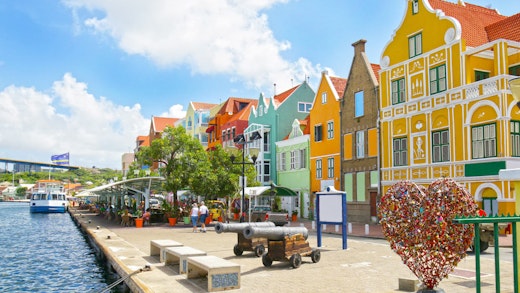 Färgglada, vackra hus vid hamnen i Willemstad på Curacao.