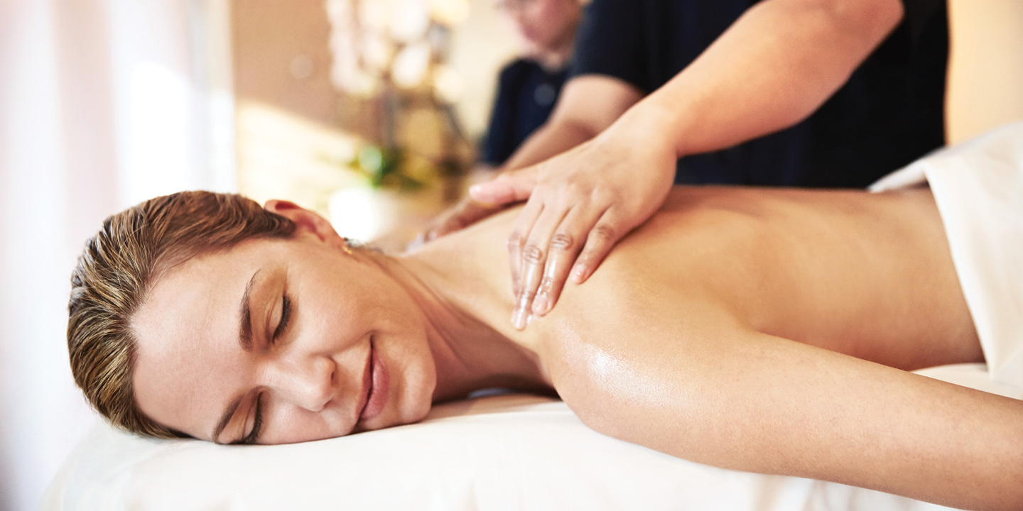 Kvinna njuter av en skön massage ombord på ett kryssningsfartyg.