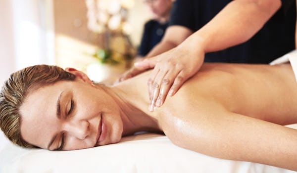 Kvinna njuter av en skön massage ombord på ett kryssningsfartyg.