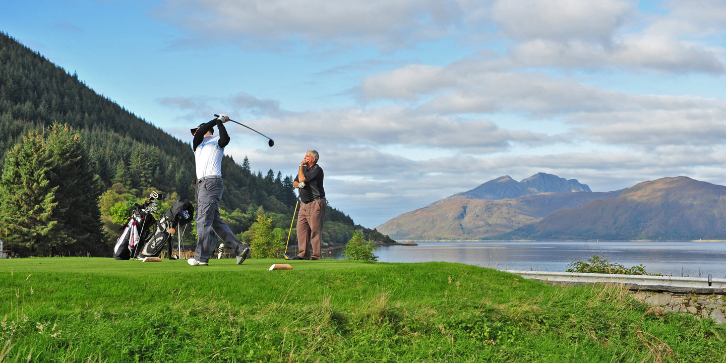 Män spelar golf på en vackert belägen golfbana.