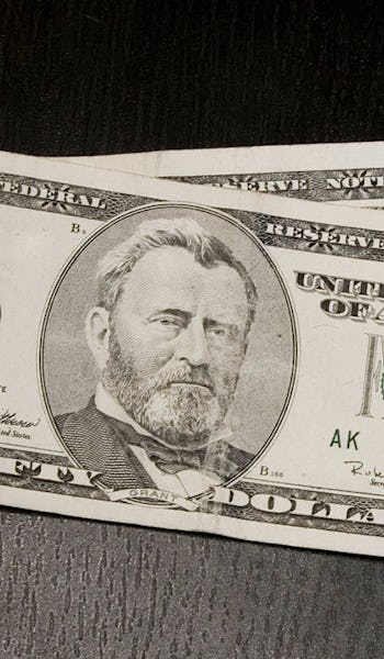 Amerikanska 50-dollarsedlar på ett bord.