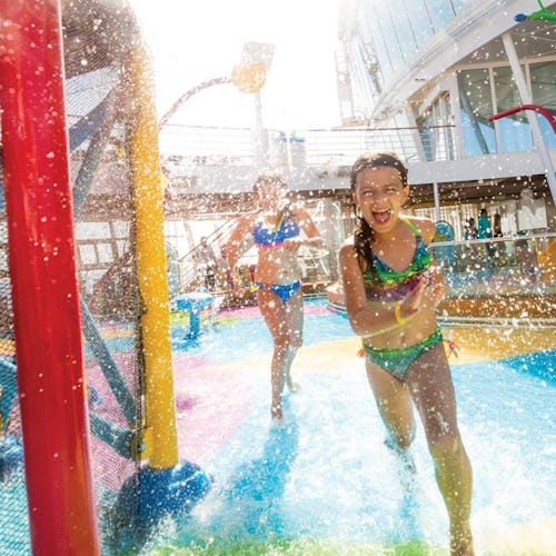 Glada (och blöta) barn i området Splashaway Bay ombord på Royal Caribbeans fartyg.