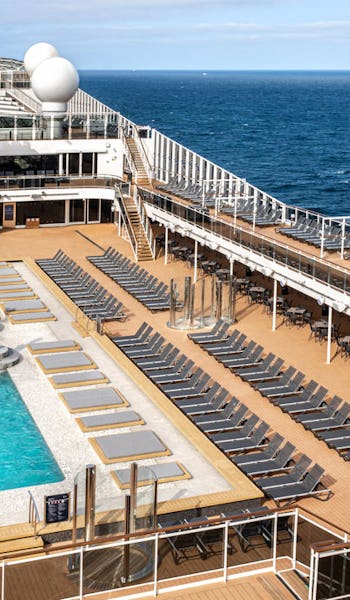 Pooldäck ombord på MSC Cruises fartyg Euribia.