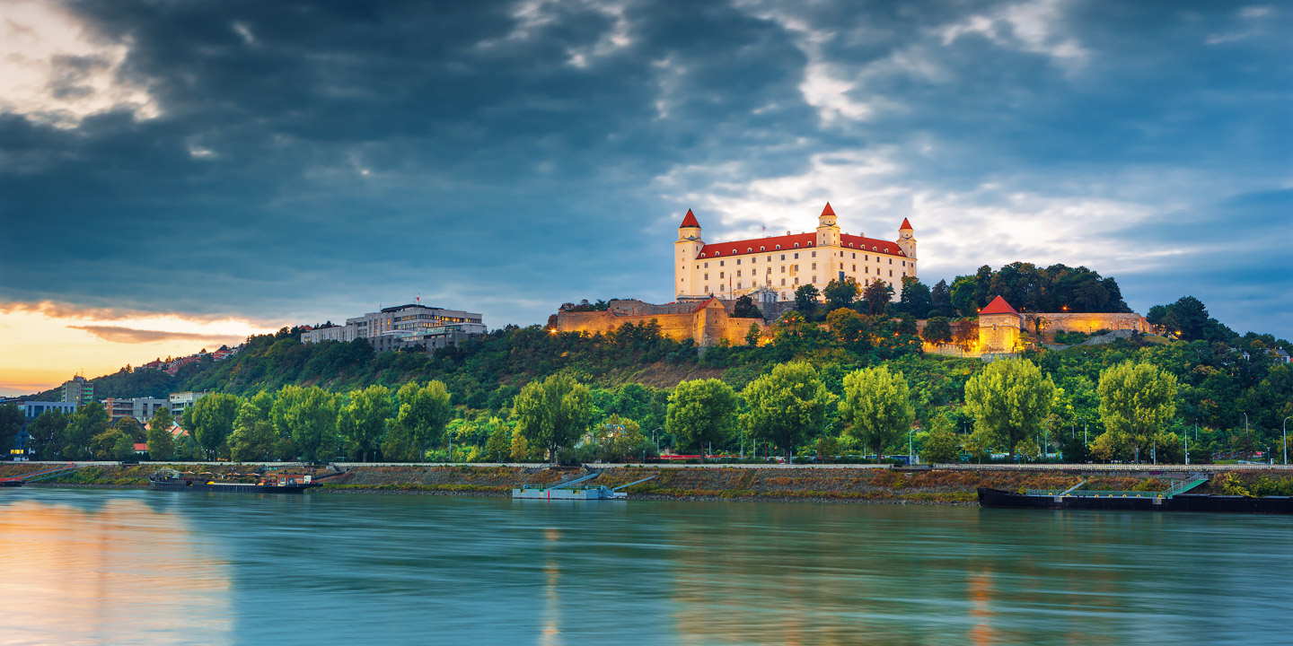 Vackra Bratislava Castle ligger på toppen av en skogskulle på Donauflodens norra strand, med utsikt över Gamla stan.