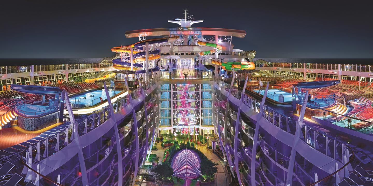 Royal Caribbeans fartyg Harmony of the Seas är vackert upplyst när mörkret fallit.