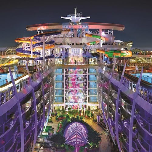 Royal Caribbeans fartyg Harmony of the Seas är vackert upplyst när mörkret fallit.