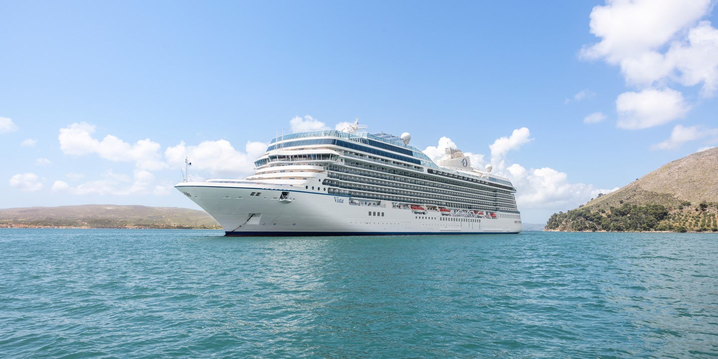 Oceania Cruises fartyg Vista, ankrat utanför Greklands kust.