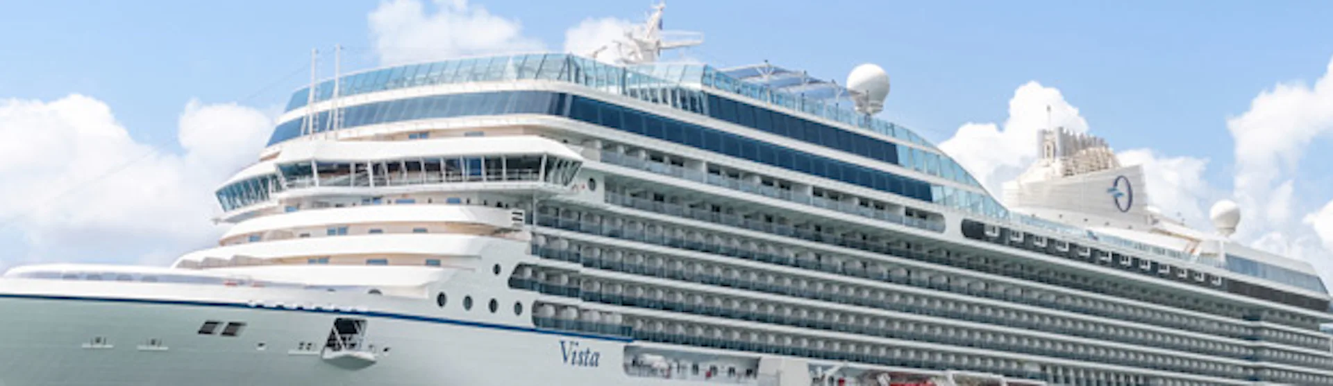 Oceania Cruises fartyg Vista, ankrat utanför Greklands kust.