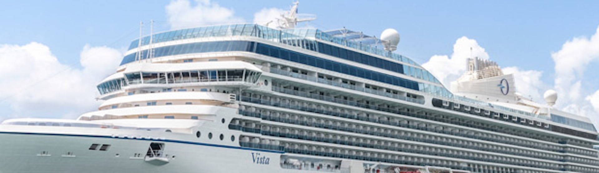 Oceania Cruises fartyg Vista, ankrat utanför Greklands kust.