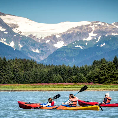Kajakpaddling i vackra Alaska.