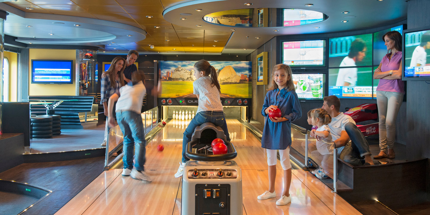 Familjer spelar bowling ombord på MSC Cruises fartyg.