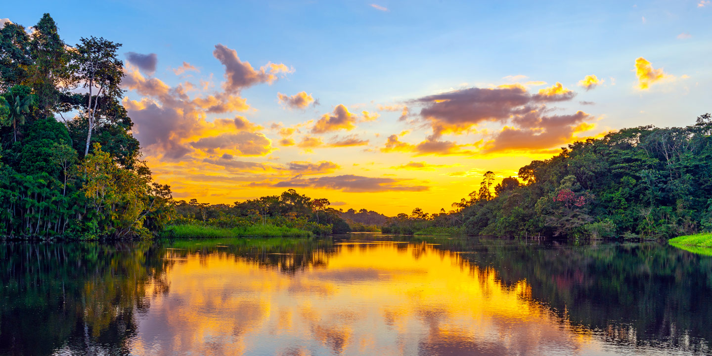 Magisk solnedgång i Amazonas, Brasilien.