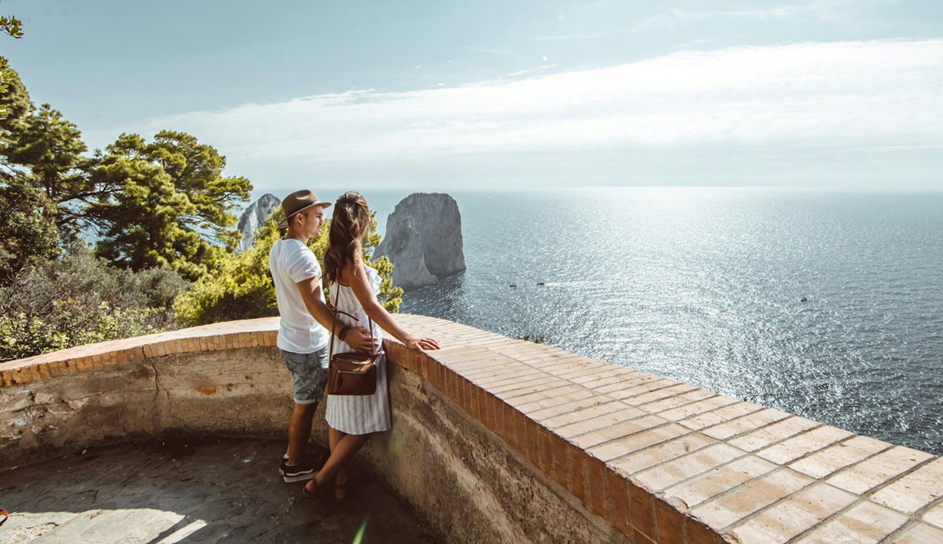 Par blickar ut över havet på Capri, Italien.