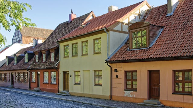 Vackra hus på kullerstensgata i Klaipeda, Litauen.
