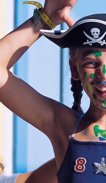 Glad tjej i ansiktsmålning på Mini Club ombord på MSC Cruises fartyg.