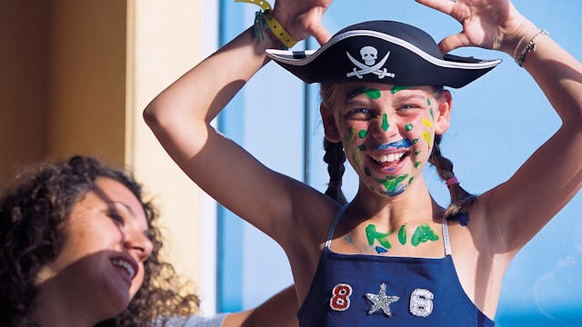 Glad tjej i ansiktsmålning på Mini Club ombord på MSC Cruises fartyg.