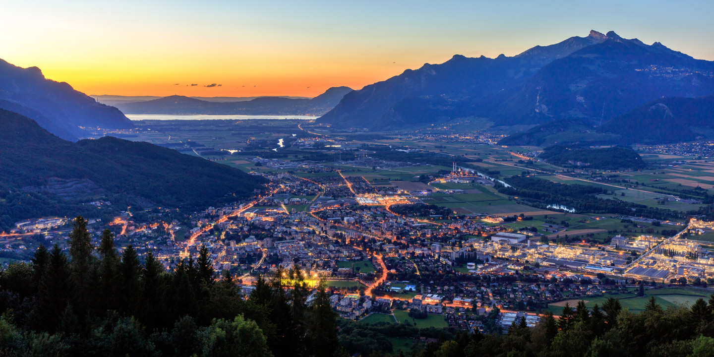 Vacker solnedgång över Monthey i Schweiz.
