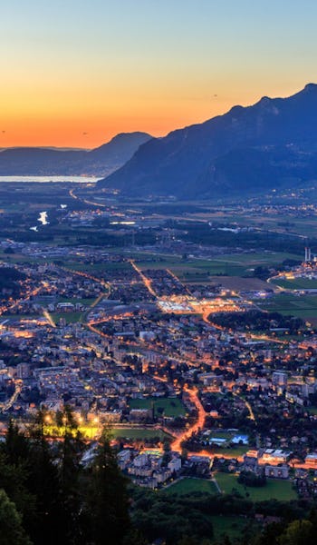 Vacker solnedgång över Monthey i Schweiz.