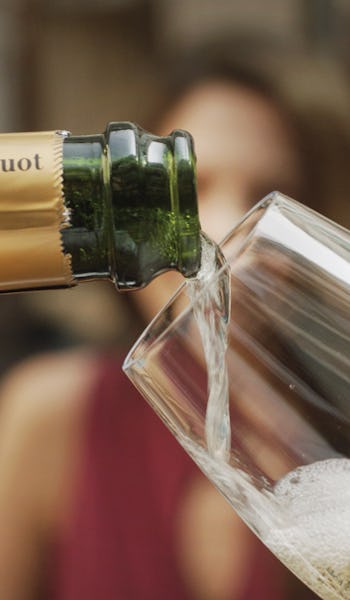 Upphällning av champagne i The Haven ombord på Norwegian Cruise Lines fartyg.