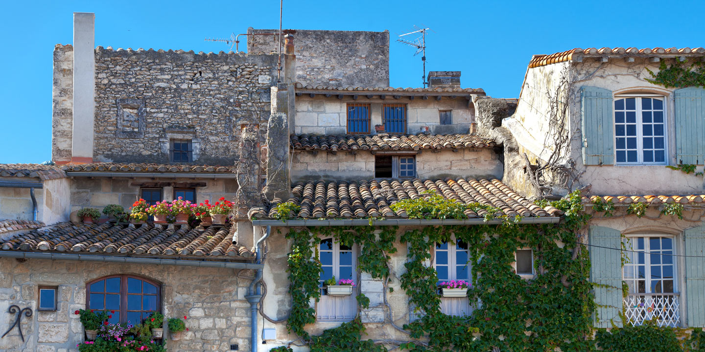 Vackra gamla stenhus i Arles, Frankrike.