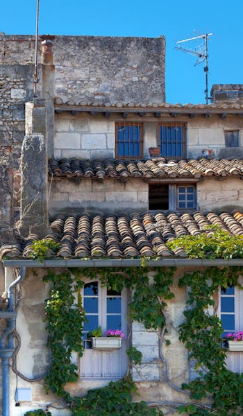 Vackra gamla stenhus i Arles, Frankrike.