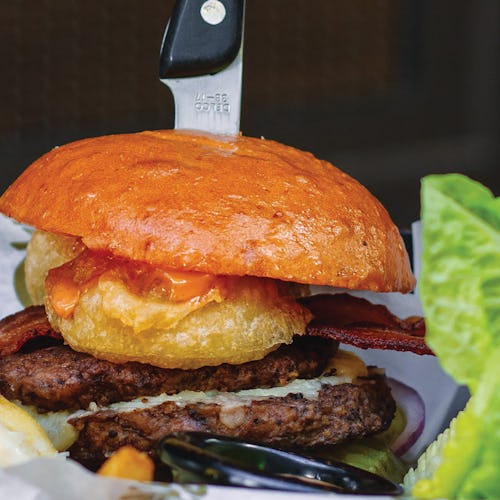 Smarrig burgare från restaurangen Playmaker Sports Bar & Arcade ombord på Royal Caribbeans fartyg.