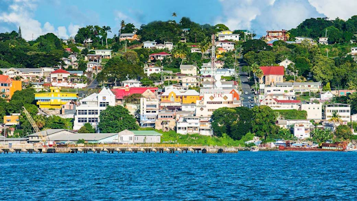 Vy från havet över Scarborough på Tobago.
