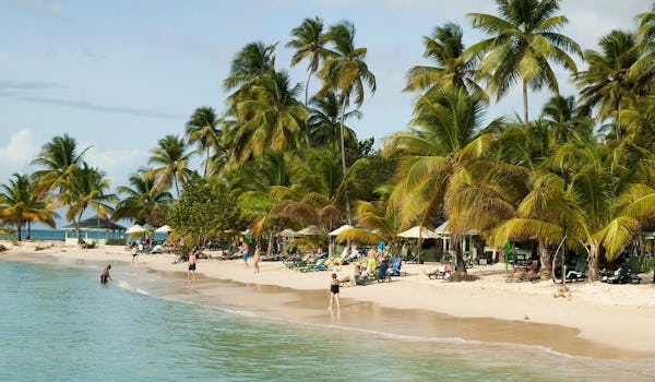 Fina och populära stranden Pigeon Point på Tobago.