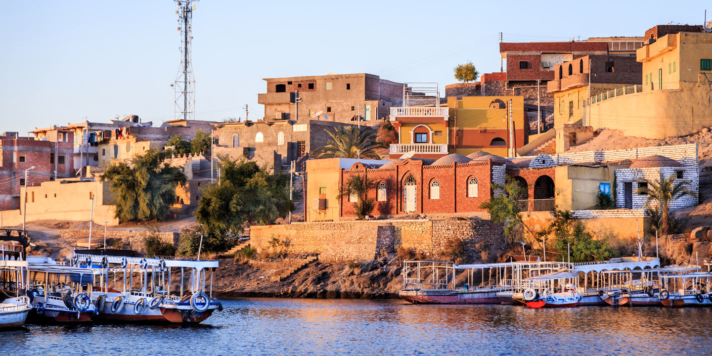 Byggnader vid Nilens kant i Assuan, Egypten.