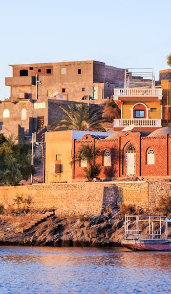 Byggnader vid Nilens kant i Assuan, Egypten.